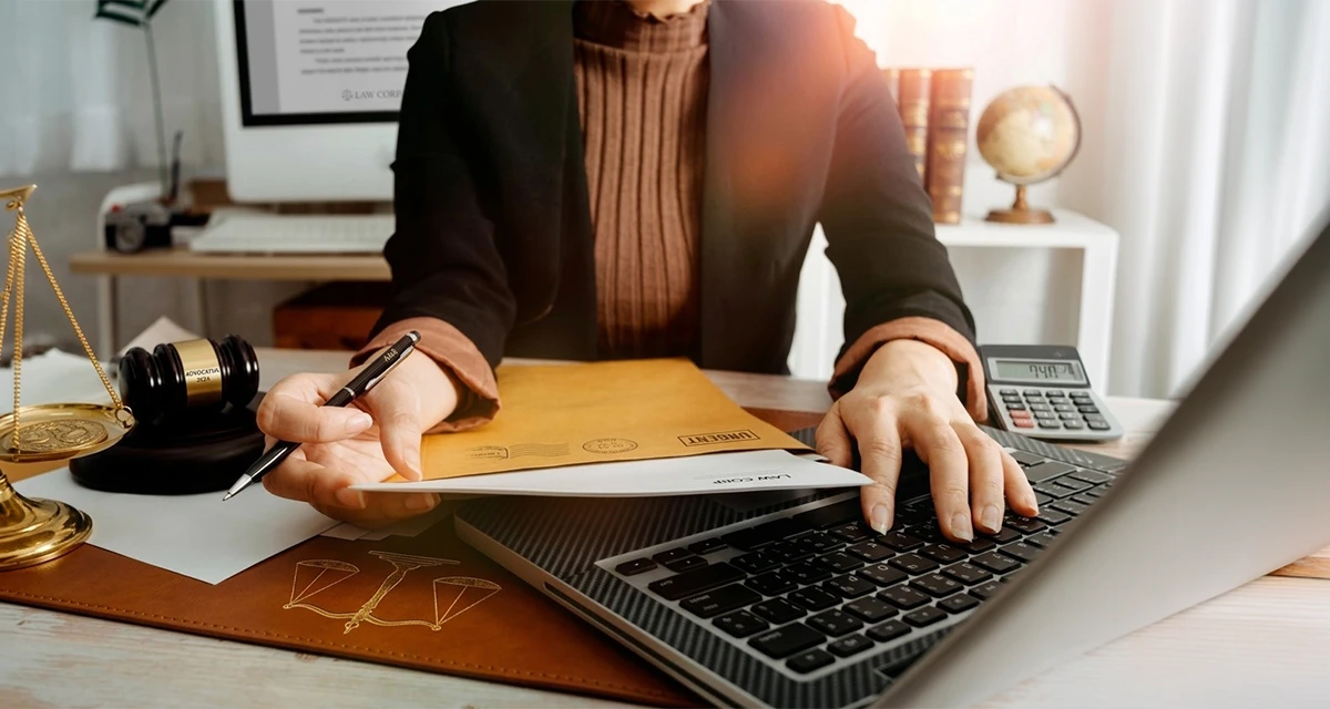 Professional handling legal documents and contracts using online legal translation services
